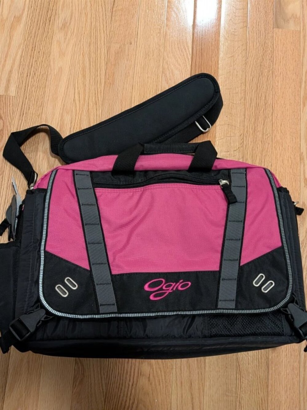 Ogio Laptop Messenger Bag 03057 w/ Shoulder Strap - up to 17" laptop